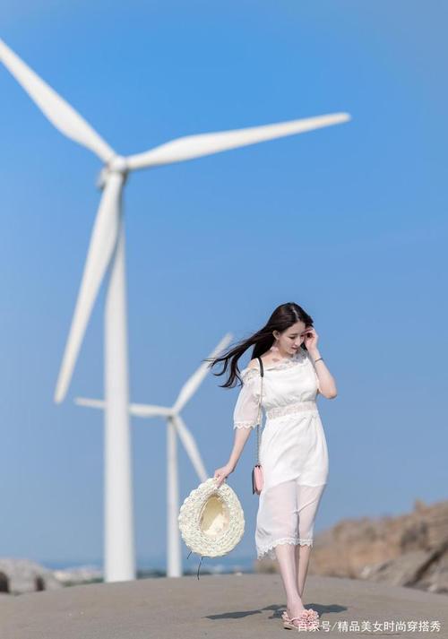 甜美可馨的白色连衣裙少女